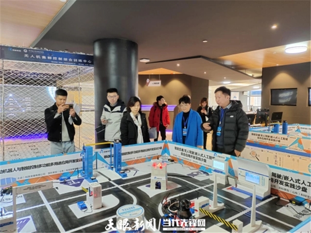 贵州省大数据发展管理局专家到贵州轻工职院大数据实习实训基地考察指导.webp.jpg 贵州省大数据发展管理局专家到贵州轻工职院大数据实习实训基地考察指导.webp.jpg