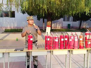 我校开展模拟火场消防演练活动