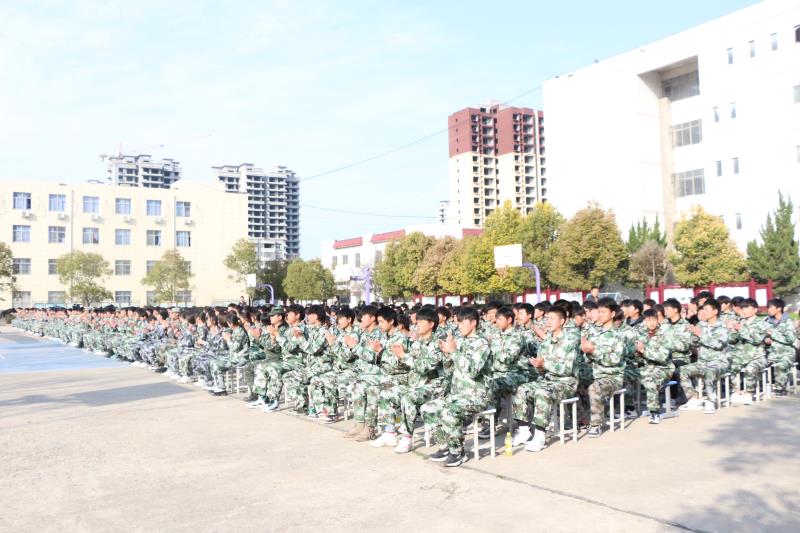 项城中专举行法制教育专题报告会