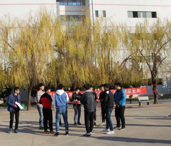 项城中专举办击鼓颠球技能比赛