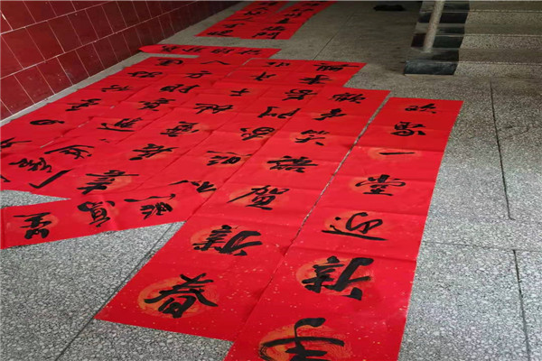 喜迎新春送春联 丹青翰墨尽芬芳 ——华球开展“书法艺术进校园”活动