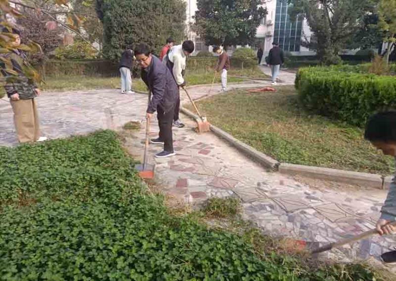 项城中专清洁环境 助力文明城市创建