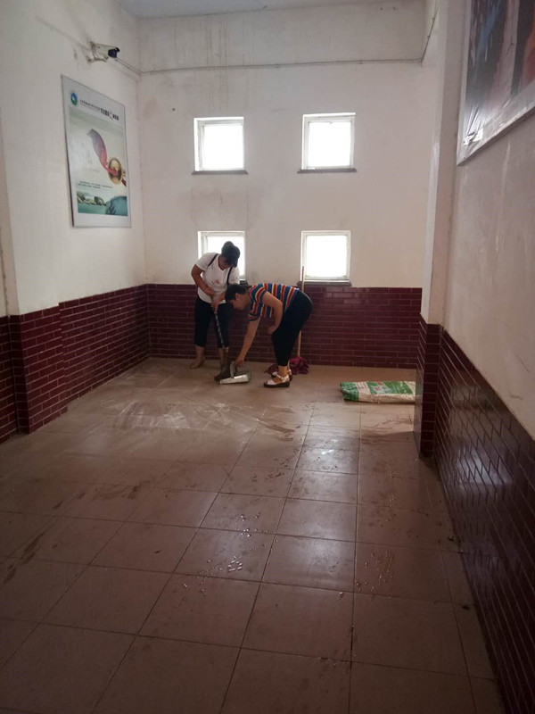 我组教师整理校园，打扫卫生