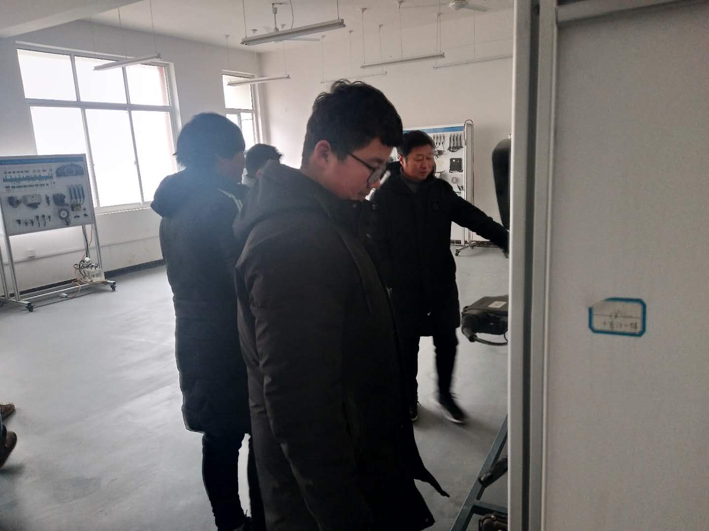 学生参观汽修实训室2