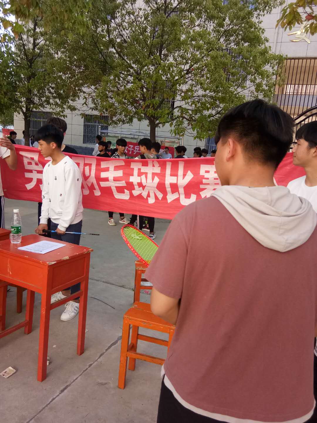 我校举行学生运动会