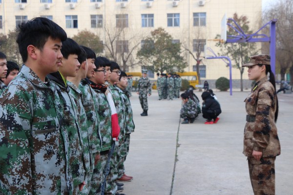 项城中专新生认真军训