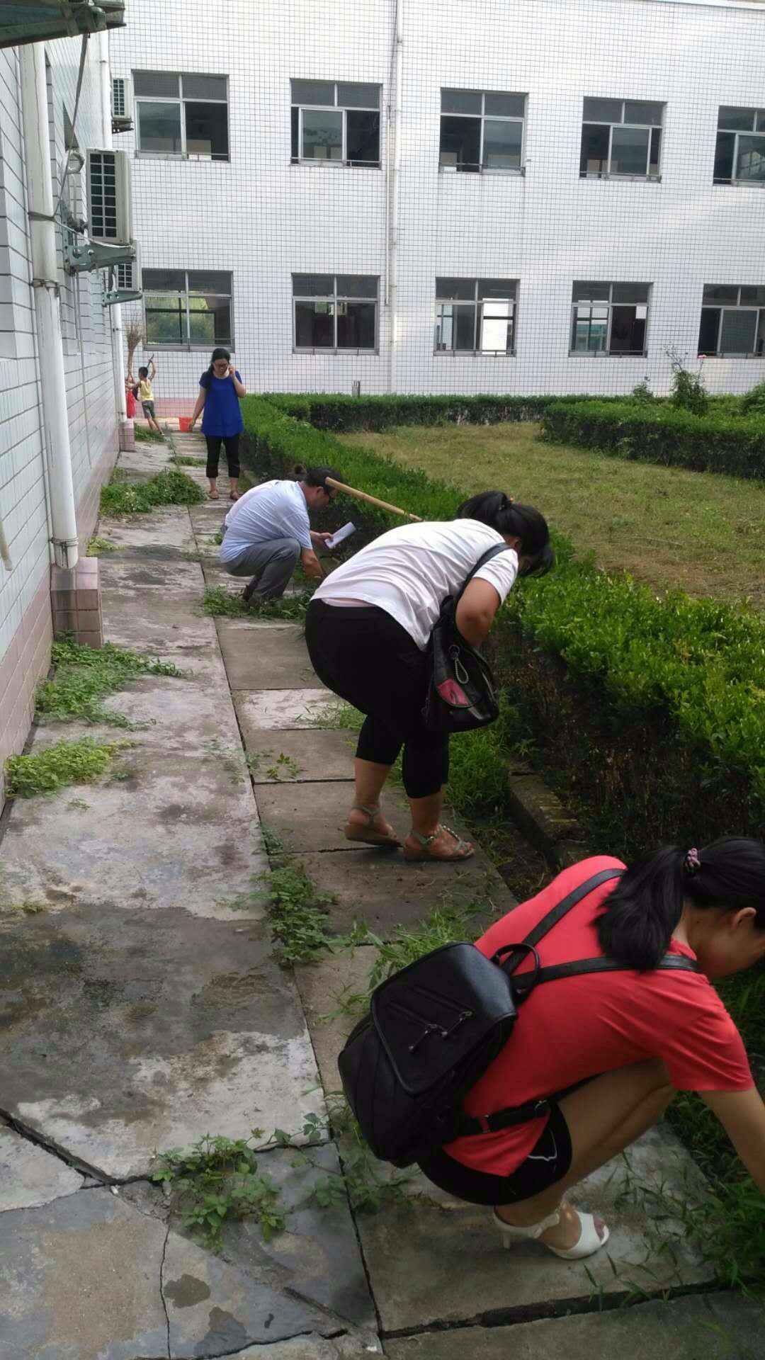 开学伊始，我组进行卫生大扫除