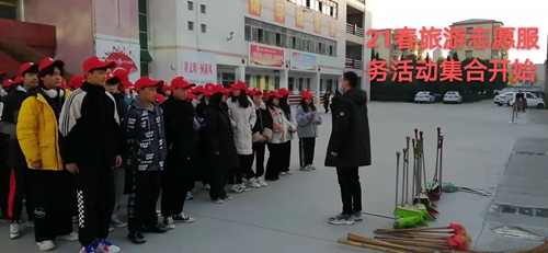 项城中专“小小”志愿者打造校园“大”环境