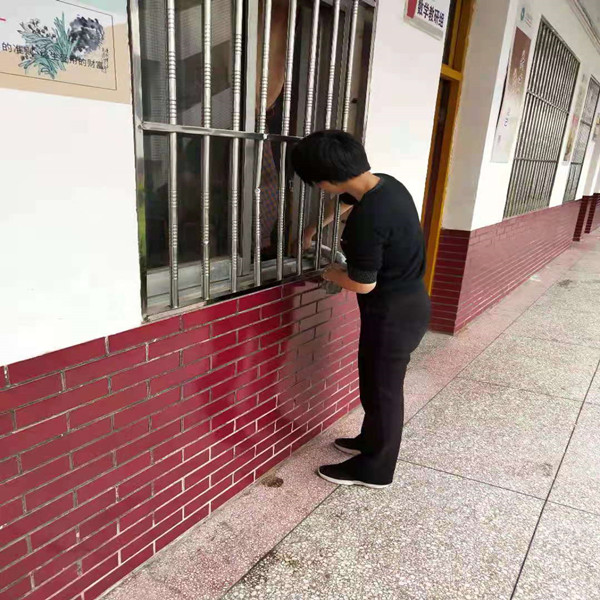 清理卫生死角 共创文明城市