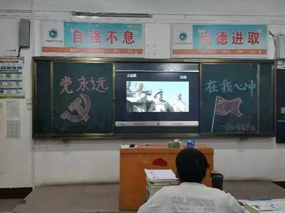 项城中专召开“党在我心中”主题班会