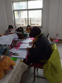 语文组教师认真批阅试卷