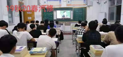 ​项城中专组织学生收看《开学第一课》