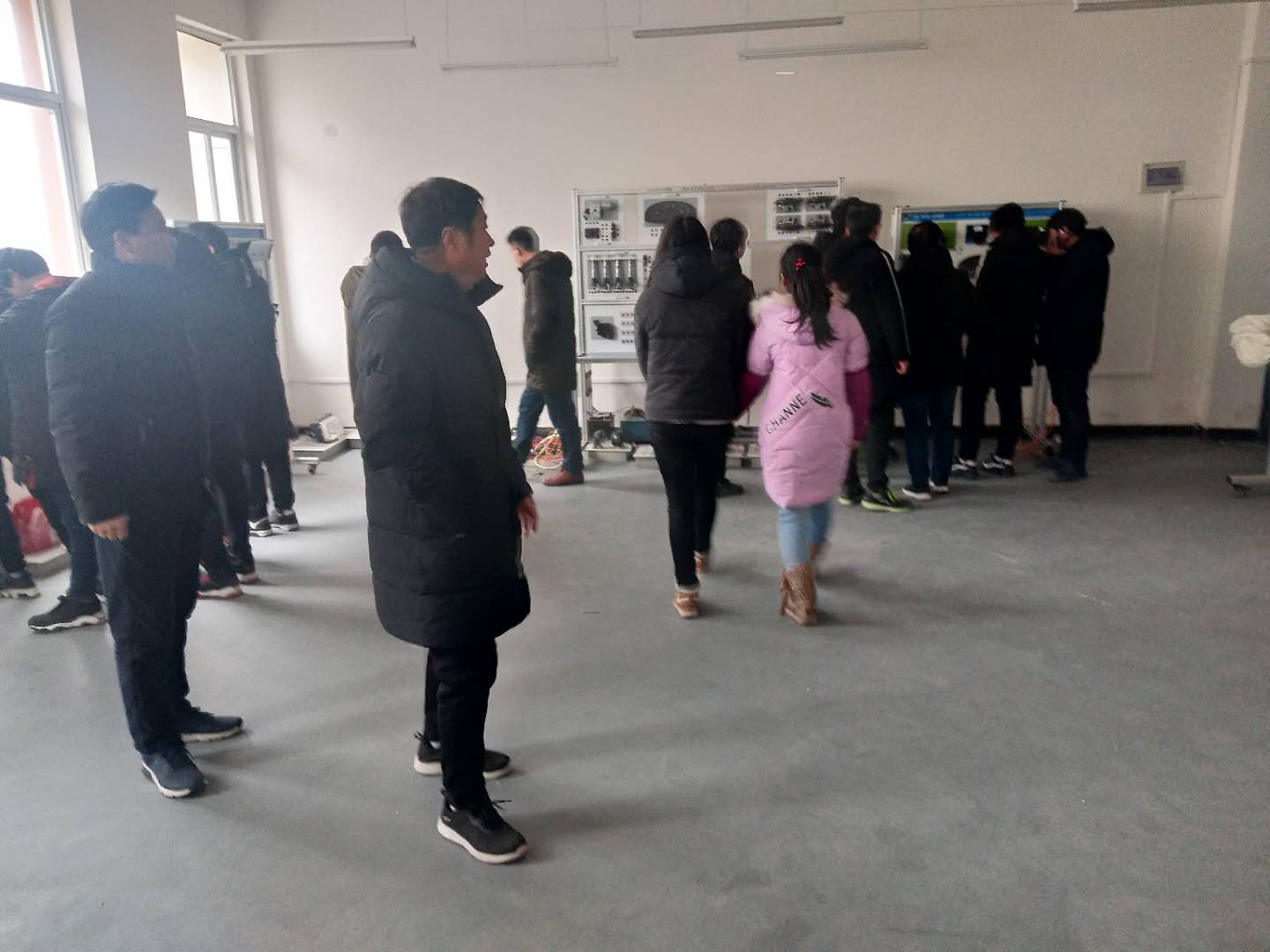 学生参观汽修实训室1