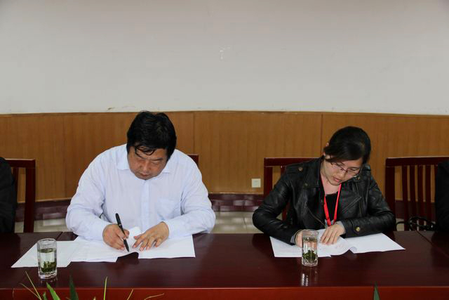 淮安中哲集团与我校合作办学签约仪式顺利进行