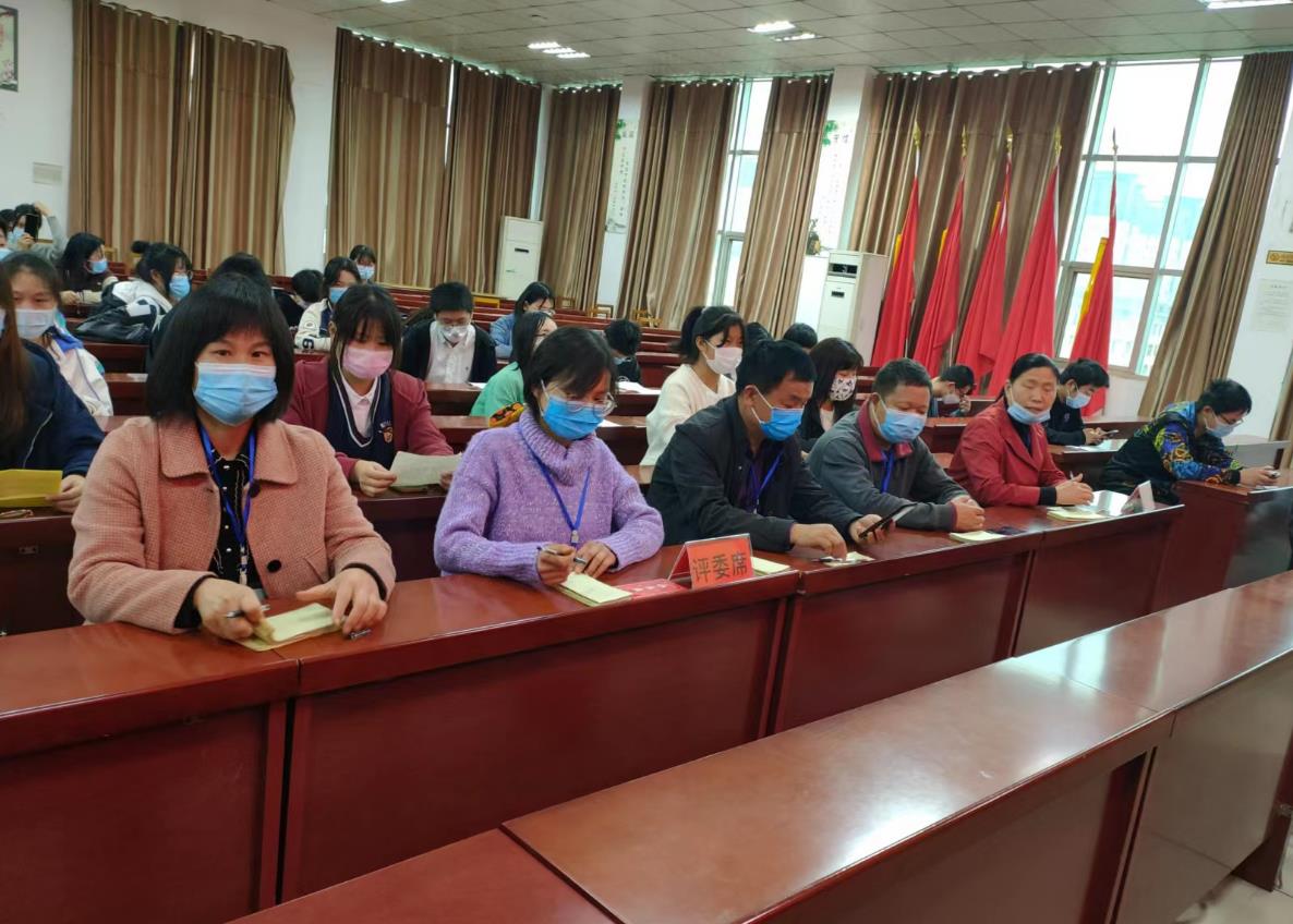 华球举行“英语演讲”校级竞赛