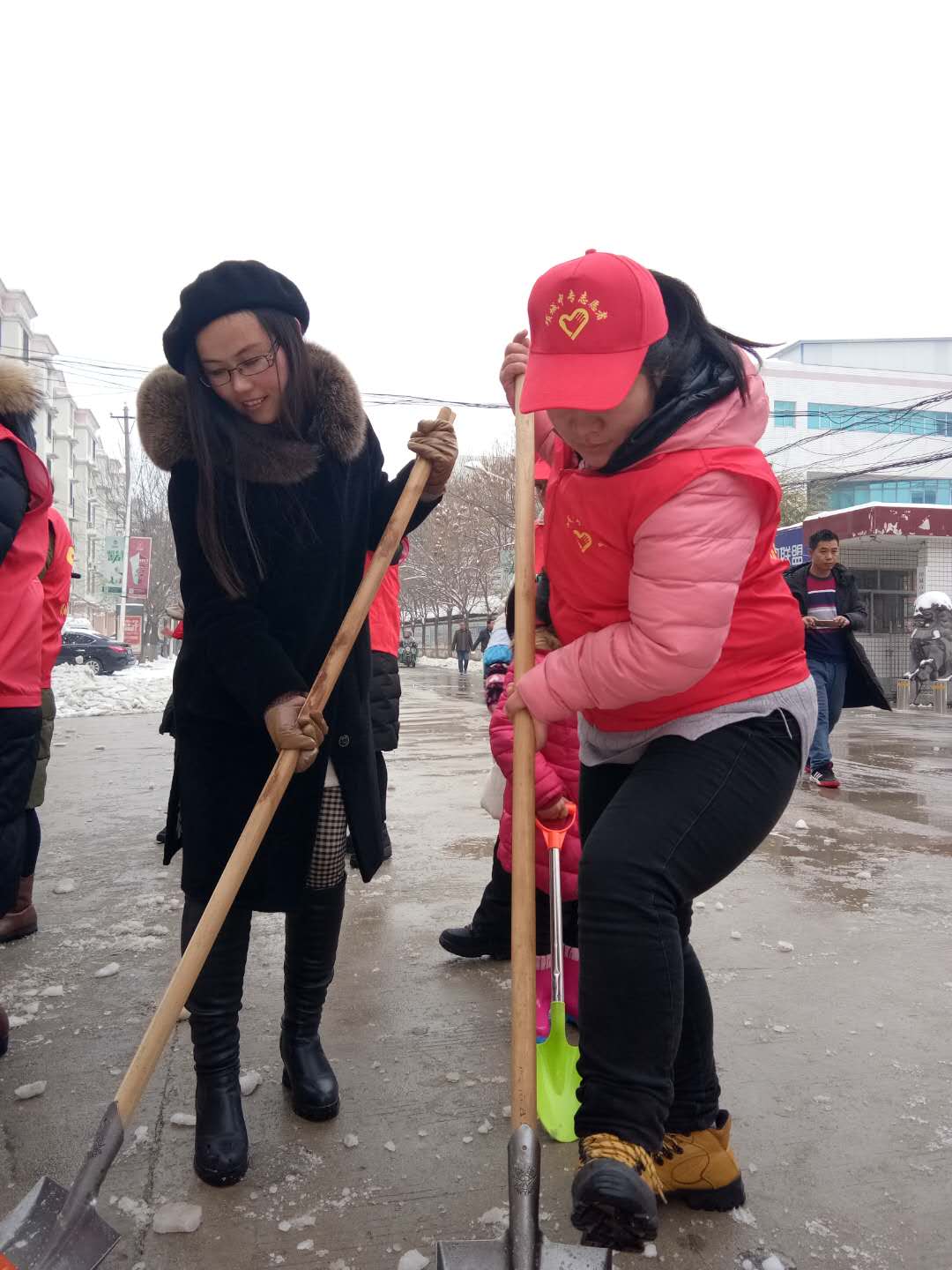 项城中专志愿者清理积雪